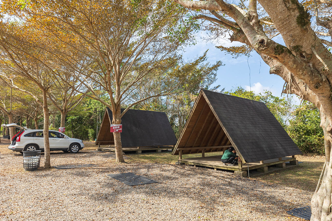 不遠山莊｜苗栗三義超美台灣合掌村，露營野奢營火烤肉聚餐，跳跳床、滑梯，超美鹿角咖啡吃喝玩樂一次滿足！2026苗栗景點推薦