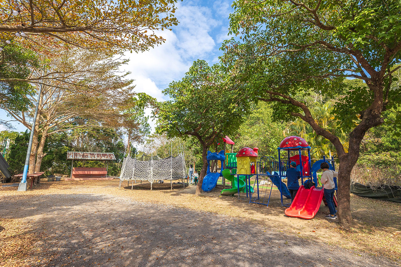不遠山莊｜苗栗三義超美台灣合掌村，露營野奢營火烤肉聚餐，跳跳床、滑梯，超美鹿角咖啡吃喝玩樂一次滿足！2026苗栗景點推薦