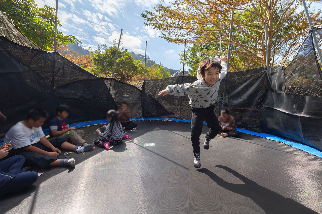 不遠山莊｜苗栗三義超美台灣合掌村，露營野奢營火烤肉聚餐，跳跳床、滑梯，超美鹿角咖啡吃喝玩樂一次滿足！2026苗栗景點推薦