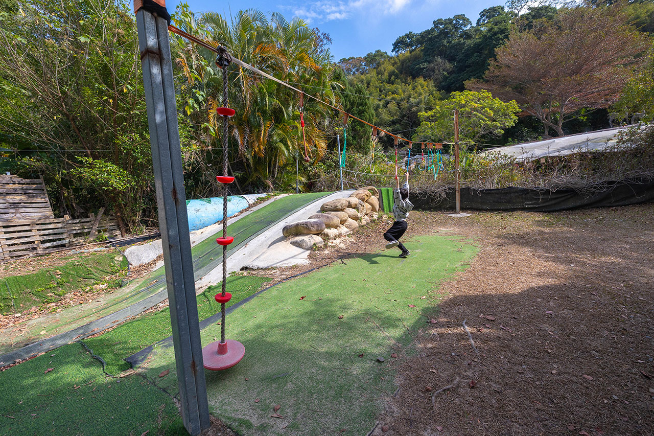 不遠山莊｜苗栗三義超美台灣合掌村，露營野奢營火烤肉聚餐，跳跳床、滑梯，超美鹿角咖啡吃喝玩樂一次滿足！2026苗栗景點推薦