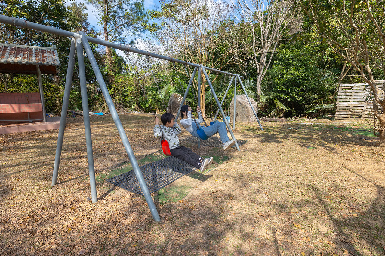 不遠山莊｜苗栗三義超美台灣合掌村，露營野奢營火烤肉聚餐，跳跳床、滑梯，超美鹿角咖啡吃喝玩樂一次滿足！2026苗栗景點推薦