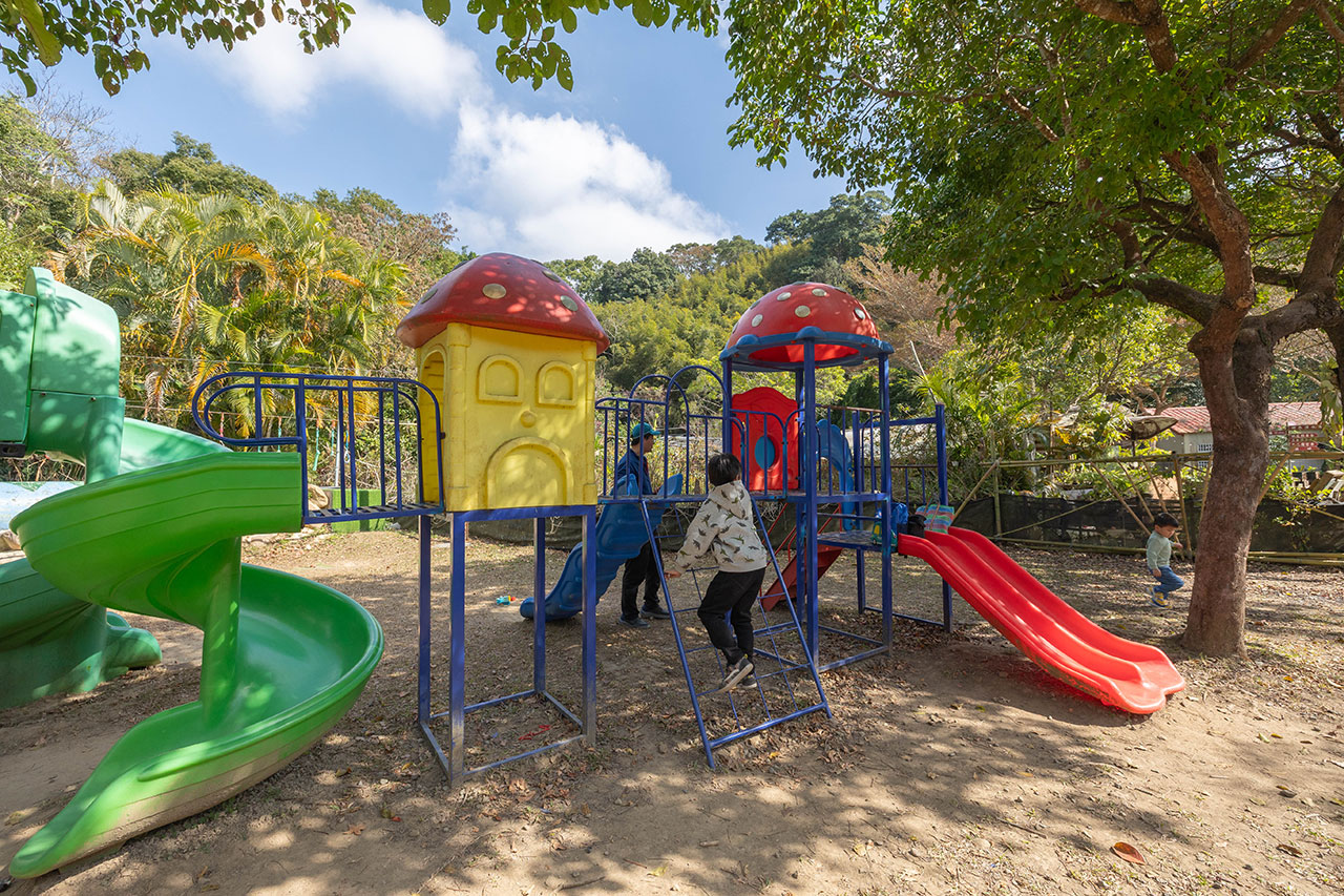 不遠山莊｜苗栗三義超美台灣合掌村，露營野奢營火烤肉聚餐，跳跳床、滑梯，超美鹿角咖啡吃喝玩樂一次滿足！2026苗栗景點推薦