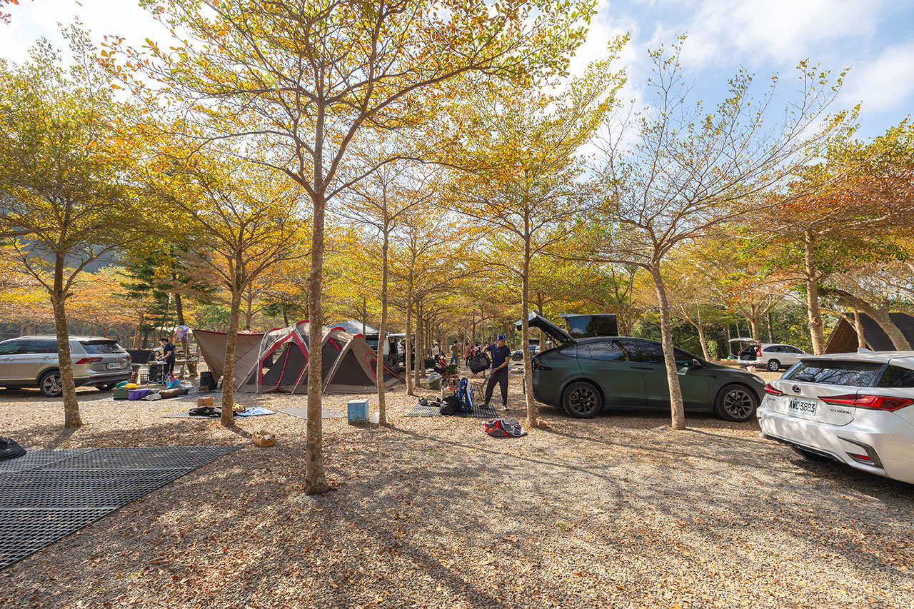 不遠山莊｜苗栗三義超美台灣合掌村，露營野奢營火烤肉聚餐，跳跳床、滑梯，超美鹿角咖啡吃喝玩樂一次滿足！2026苗栗景點推薦