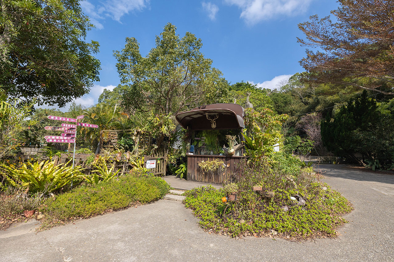 不遠山莊｜苗栗三義超美台灣合掌村，露營野奢營火烤肉聚餐，跳跳床、滑梯，超美鹿角咖啡吃喝玩樂一次滿足！2026苗栗景點推薦