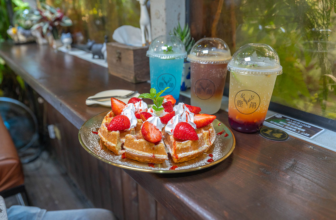 不遠山莊｜苗栗三義超美台灣合掌村，露營野奢營火烤肉聚餐，跳跳床、滑梯，超美鹿角咖啡吃喝玩樂一次滿足！2026苗栗景點推薦