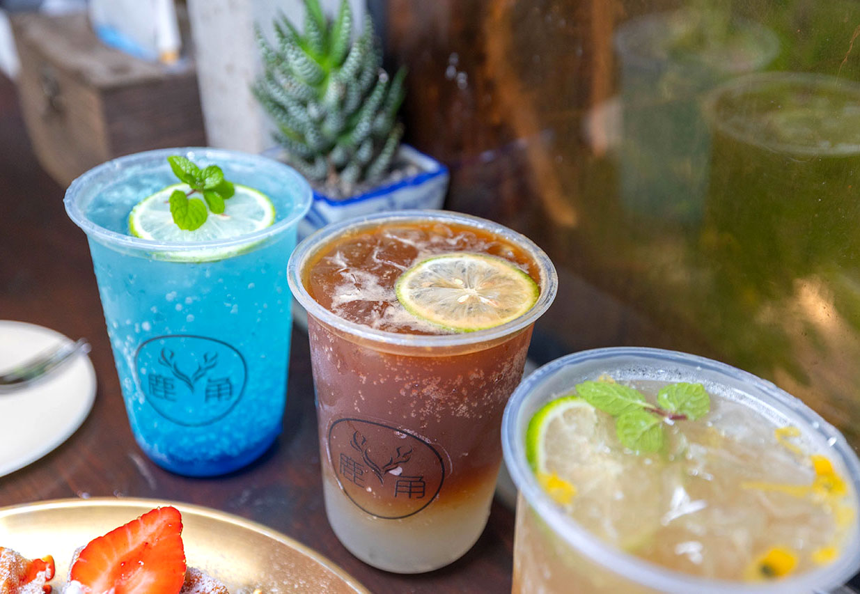 不遠山莊｜苗栗三義超美台灣合掌村，露營野奢營火烤肉聚餐，跳跳床、滑梯，超美鹿角咖啡吃喝玩樂一次滿足！2026苗栗景點推薦