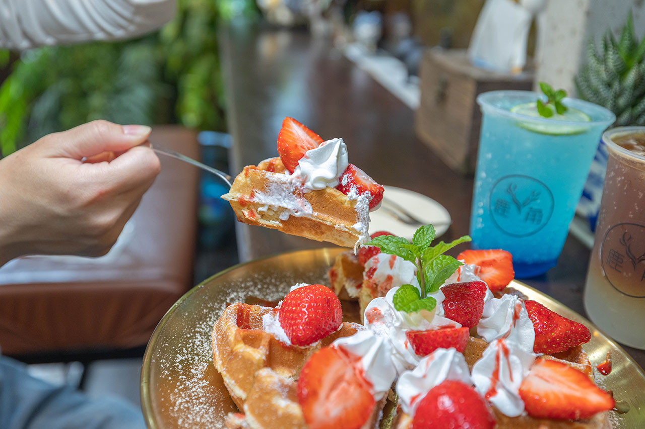不遠山莊｜苗栗三義超美台灣合掌村，露營野奢營火烤肉聚餐，跳跳床、滑梯，超美鹿角咖啡吃喝玩樂一次滿足！2026苗栗景點推薦