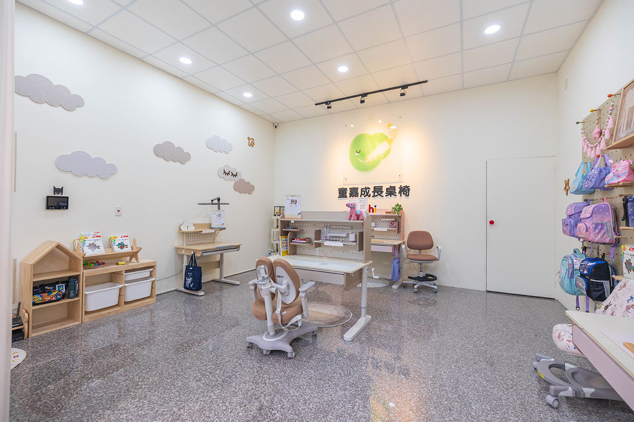 兒童家具推薦 》童嘉成長桌椅讓孩子愛上學習！全職媽咪實地開箱：親手摸到極致作工細節與頂規包覆材質，打造自主專注的舒適空間！