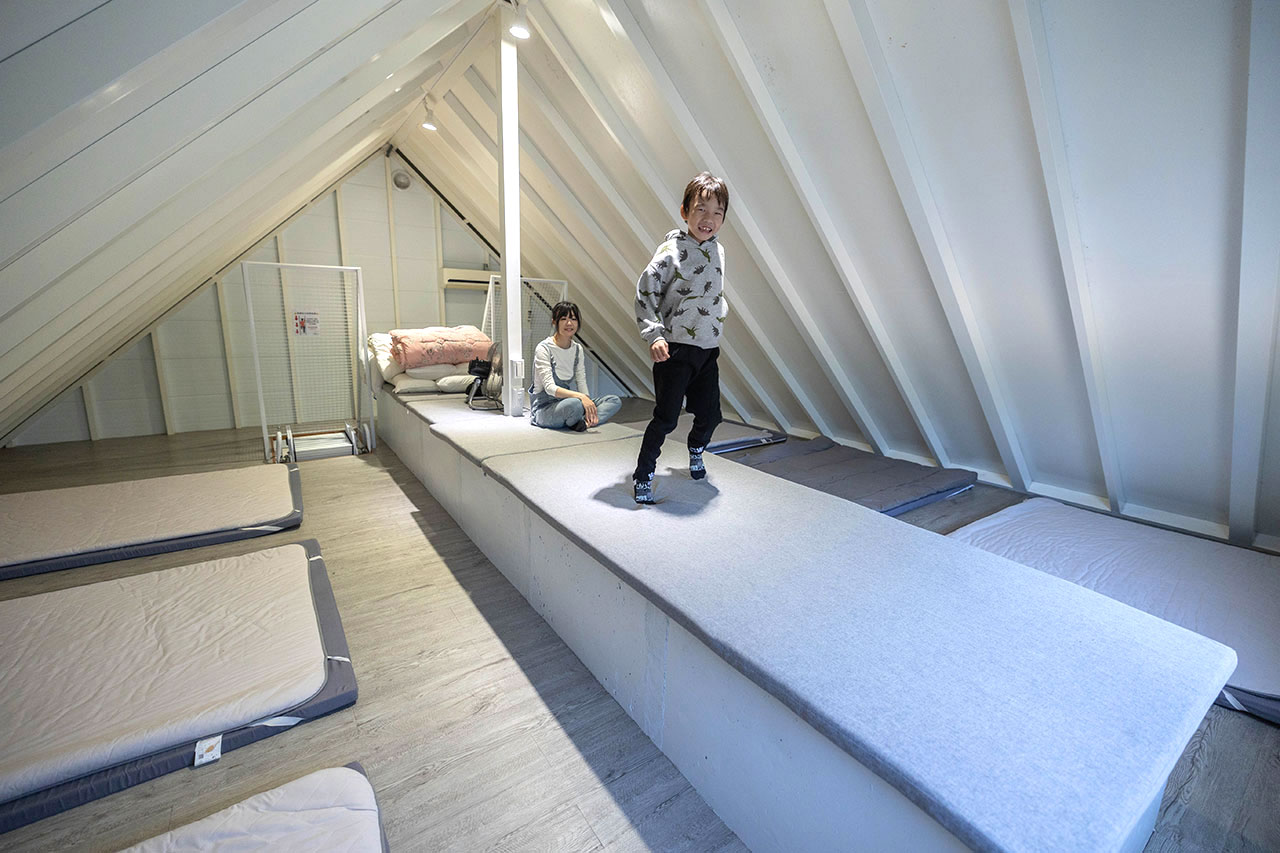 不遠山莊｜苗栗三義超美台灣合掌村，露營野奢營火烤肉聚餐，跳跳床、滑梯，超美鹿角咖啡吃喝玩樂一次滿足！2026苗栗景點推薦