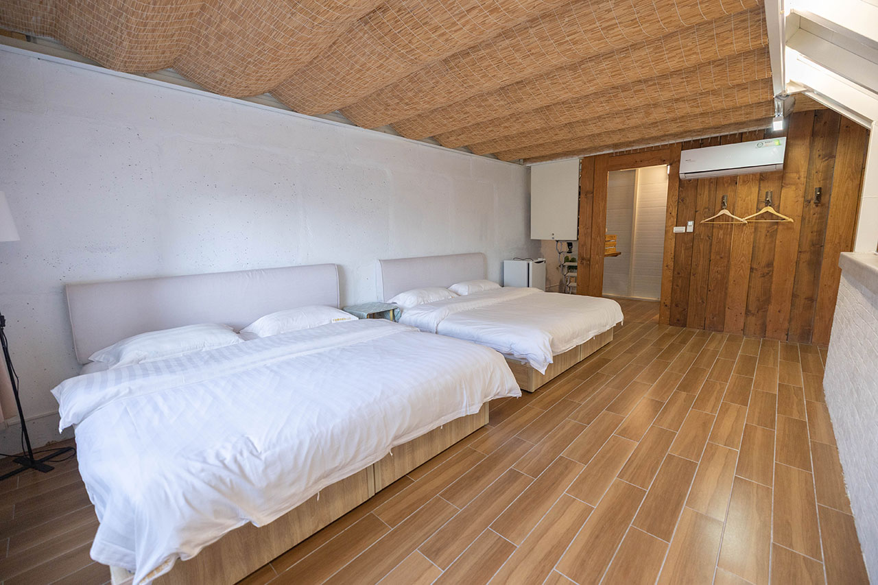 不遠山莊｜苗栗三義超美台灣合掌村，露營野奢營火烤肉聚餐，跳跳床、滑梯，超美鹿角咖啡吃喝玩樂一次滿足！2026苗栗景點推薦