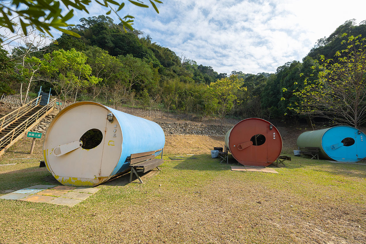 不遠山莊｜苗栗三義超美台灣合掌村，露營野奢營火烤肉聚餐，跳跳床、滑梯，超美鹿角咖啡吃喝玩樂一次滿足！2026苗栗景點推薦