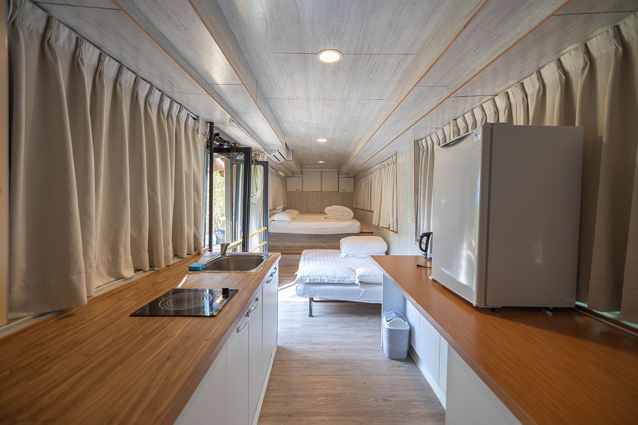 不遠山莊｜苗栗三義超美台灣合掌村，露營野奢營火烤肉聚餐，跳跳床、滑梯，超美鹿角咖啡吃喝玩樂一次滿足！2026苗栗景點推薦