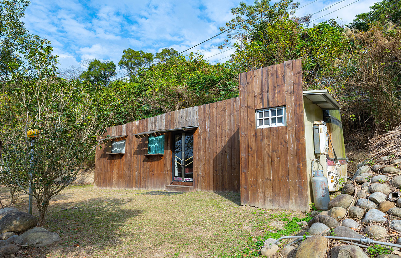 不遠山莊｜苗栗三義超美台灣合掌村，露營野奢營火烤肉聚餐，跳跳床、滑梯，超美鹿角咖啡吃喝玩樂一次滿足！2026苗栗景點推薦