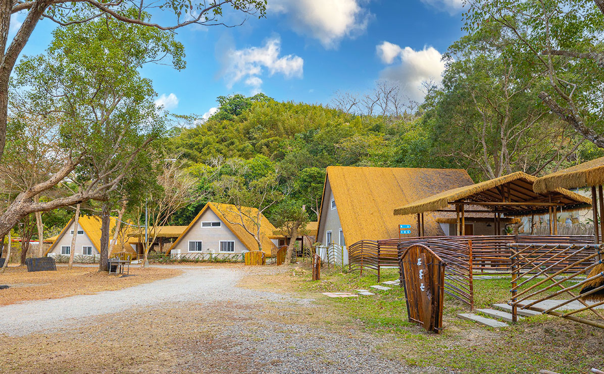 不遠山莊｜苗栗三義超美台灣合掌村，露營野奢營火烤肉聚餐，跳跳床、滑梯，超美鹿角咖啡吃喝玩樂一次滿足！2026苗栗景點推薦