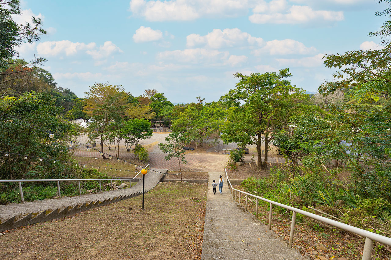不遠山莊｜苗栗三義超美台灣合掌村，露營野奢營火烤肉聚餐，跳跳床、滑梯，超美鹿角咖啡吃喝玩樂一次滿足！2026苗栗景點推薦