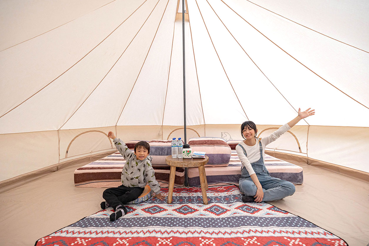 不遠山莊｜苗栗三義超美台灣合掌村，露營野奢營火烤肉聚餐，跳跳床、滑梯，超美鹿角咖啡吃喝玩樂一次滿足！2026苗栗景點推薦