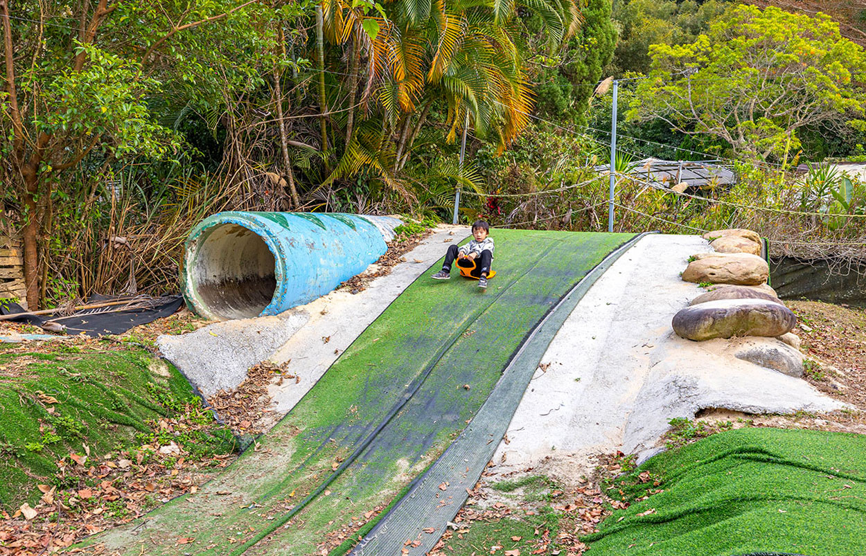 不遠山莊｜苗栗三義超美台灣合掌村，露營野奢營火烤肉聚餐，跳跳床、滑梯，超美鹿角咖啡吃喝玩樂一次滿足！2026苗栗景點推薦