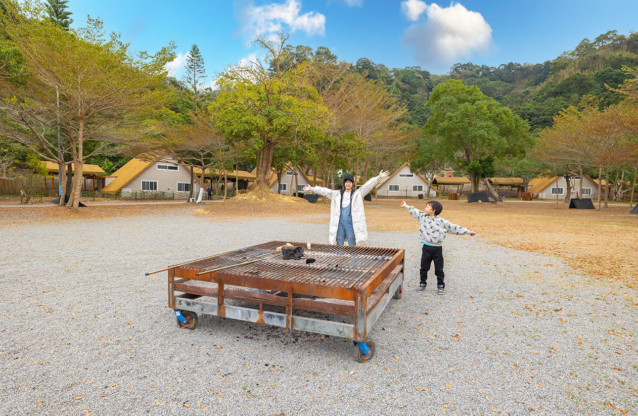 不遠山莊｜苗栗三義超美台灣合掌村，露營野奢營火烤肉聚餐，跳跳床、滑梯，超美鹿角咖啡吃喝玩樂一次滿足！2026苗栗景點推薦
