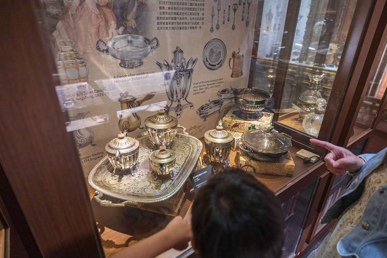 瀚熙軒茶餐廳｜新天地美食與西洋博物館藝境時光之旅：2026台中東區美食推薦！結合千件歐洲古董與創意港式飲茶的台中隱藏版聚餐首選