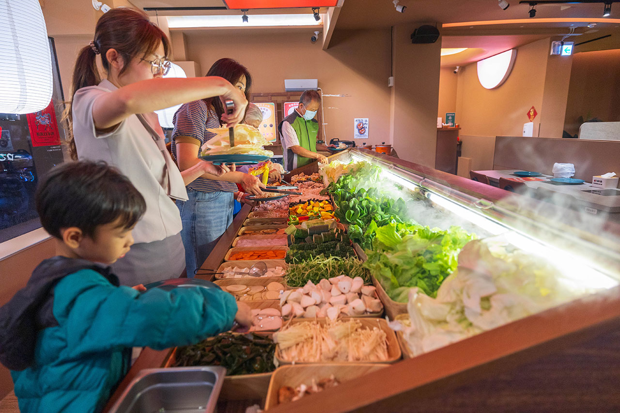 月團圓雞湯鍋 美術園道店｜最新台中吃到飽火鍋40樣以上自助吧，超香皮蛋香菜火鍋一人就能獨享吃到飽，2026台中西區美食推薦