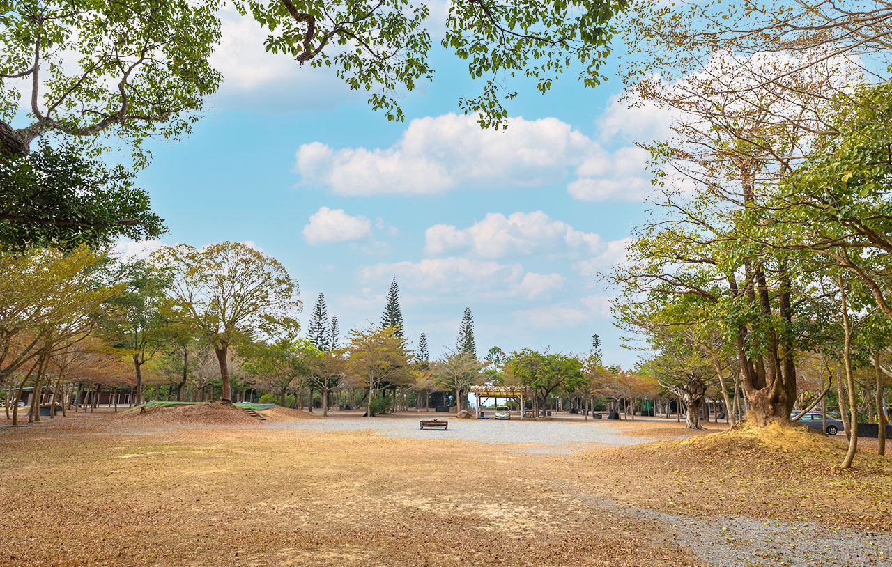 不遠山莊｜苗栗三義超美台灣合掌村，露營野奢營火烤肉聚餐，跳跳床、滑梯，超美鹿角咖啡吃喝玩樂一次滿足！2026苗栗景點推薦