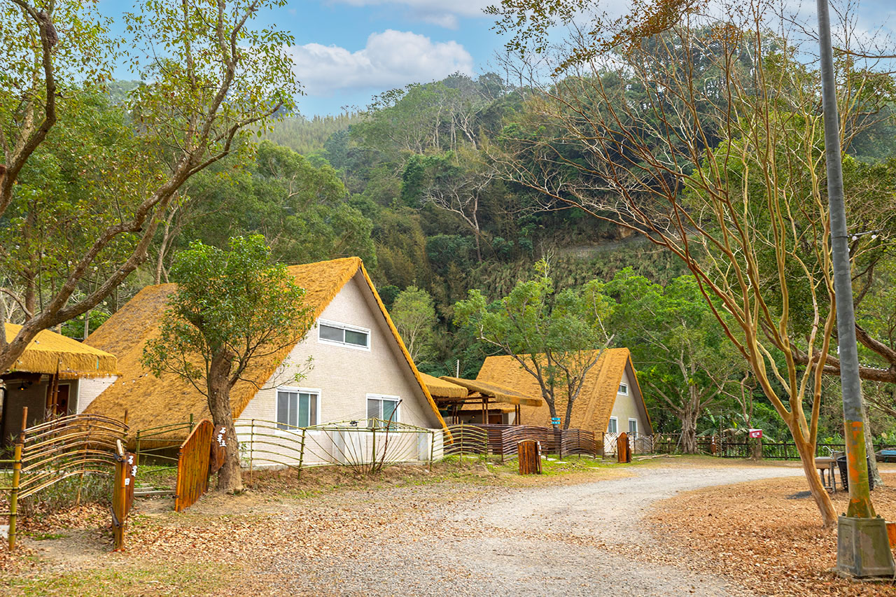 不遠山莊｜苗栗三義超美台灣合掌村，露營野奢營火烤肉聚餐，跳跳床、滑梯，超美鹿角咖啡吃喝玩樂一次滿足！2026苗栗景點推薦