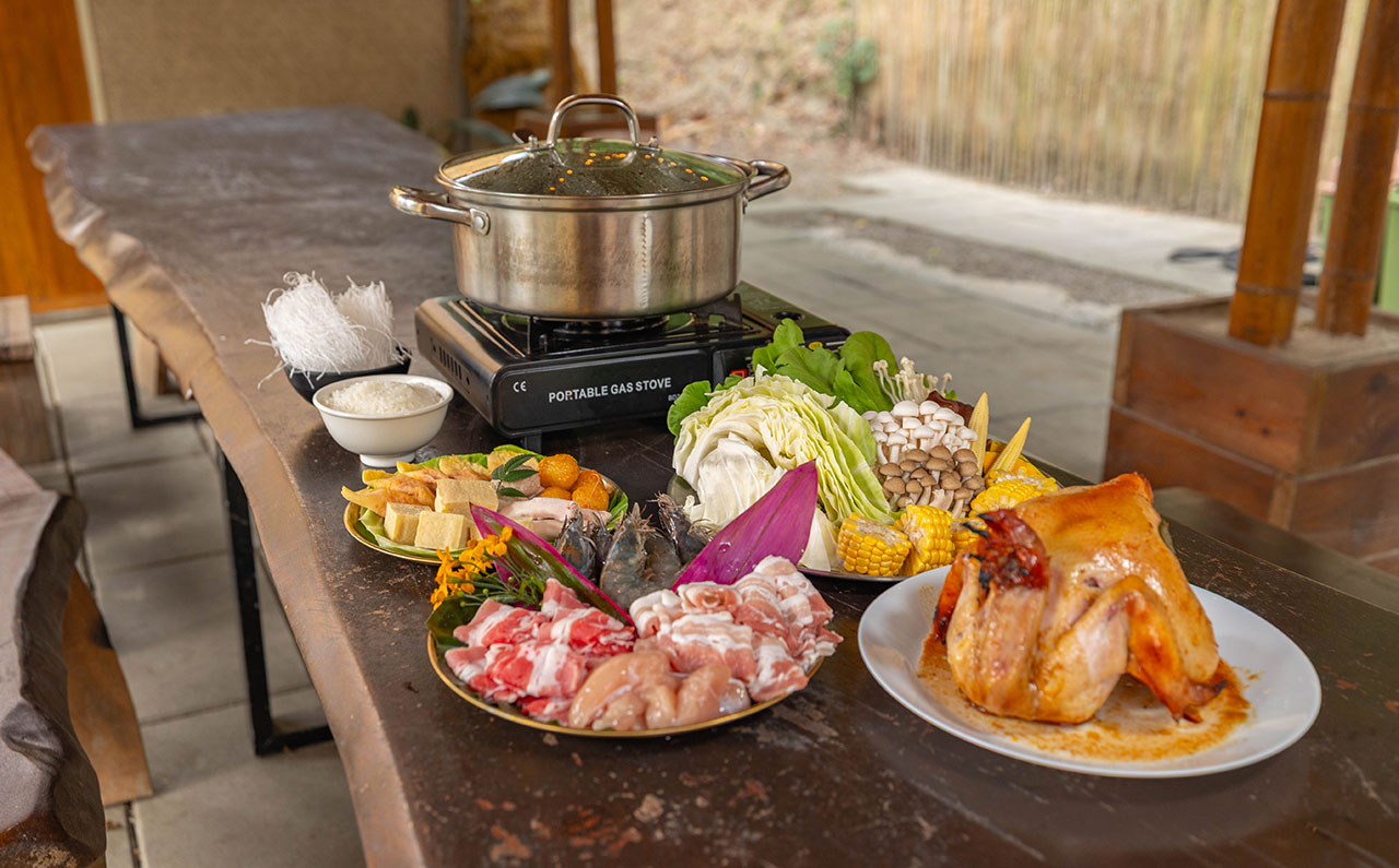 不遠山莊｜苗栗三義超美台灣合掌村，露營野奢營火烤肉聚餐，跳跳床、滑梯，超美鹿角咖啡吃喝玩樂一次滿足！2026苗栗景點推薦