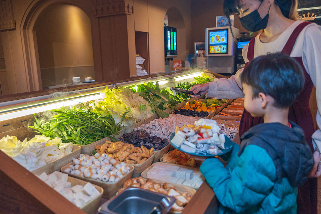 月團圓雞湯鍋 美術園道店｜最新台中吃到飽火鍋40樣以上自助吧，超香皮蛋香菜火鍋一人就能獨享吃到飽，2026台中西區美食推薦