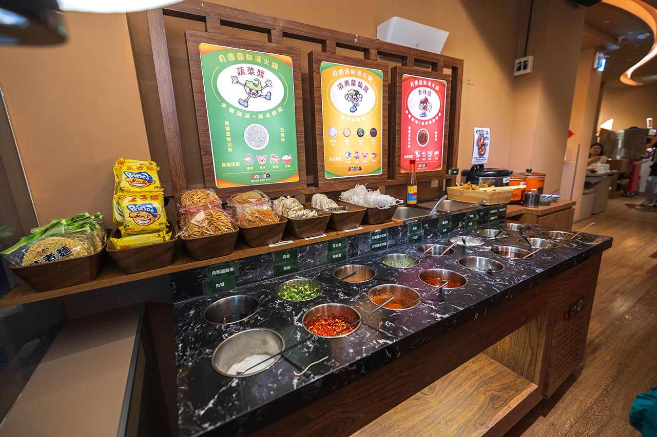 月團圓雞湯鍋 美術園道店｜最新台中吃到飽火鍋40樣以上自助吧，超香皮蛋香菜火鍋一人就能獨享吃到飽，2026台中西區美食推薦