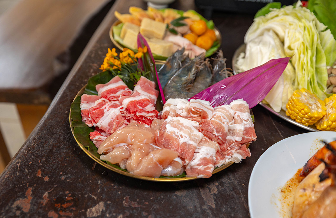 不遠山莊｜苗栗三義超美台灣合掌村，露營野奢營火烤肉聚餐，跳跳床、滑梯，超美鹿角咖啡吃喝玩樂一次滿足！2026苗栗景點推薦