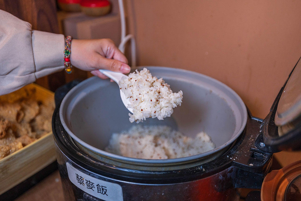 月團圓雞湯鍋 美術園道店｜最新台中吃到飽火鍋40樣以上自助吧，超香皮蛋香菜火鍋一人就能獨享吃到飽，2026台中西區美食推薦