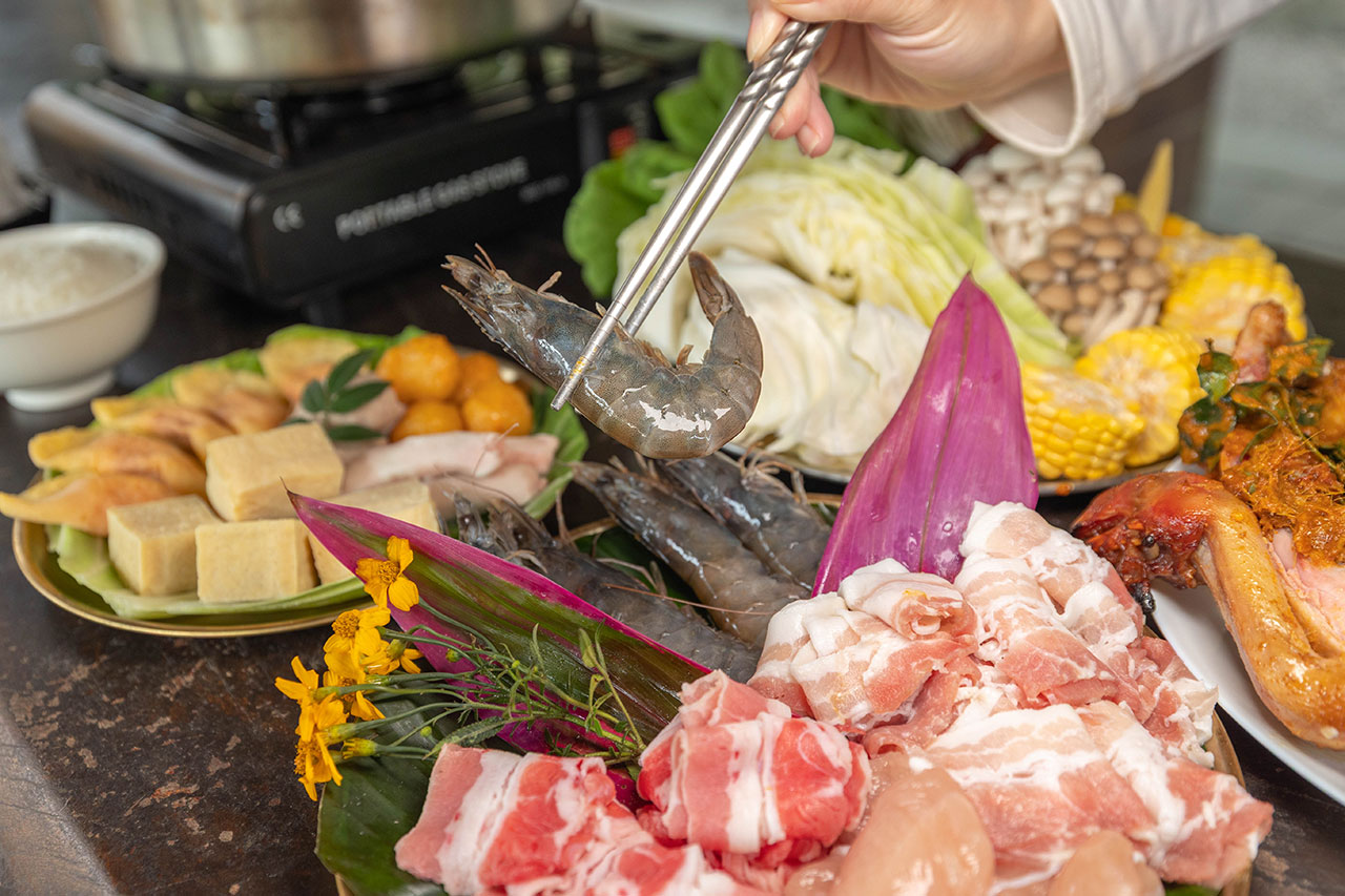 不遠山莊｜苗栗三義超美台灣合掌村，露營野奢營火烤肉聚餐，跳跳床、滑梯，超美鹿角咖啡吃喝玩樂一次滿足！2026苗栗景點推薦