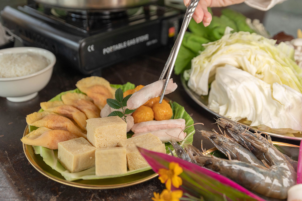 不遠山莊｜苗栗三義超美台灣合掌村，露營野奢營火烤肉聚餐，跳跳床、滑梯，超美鹿角咖啡吃喝玩樂一次滿足！2026苗栗景點推薦