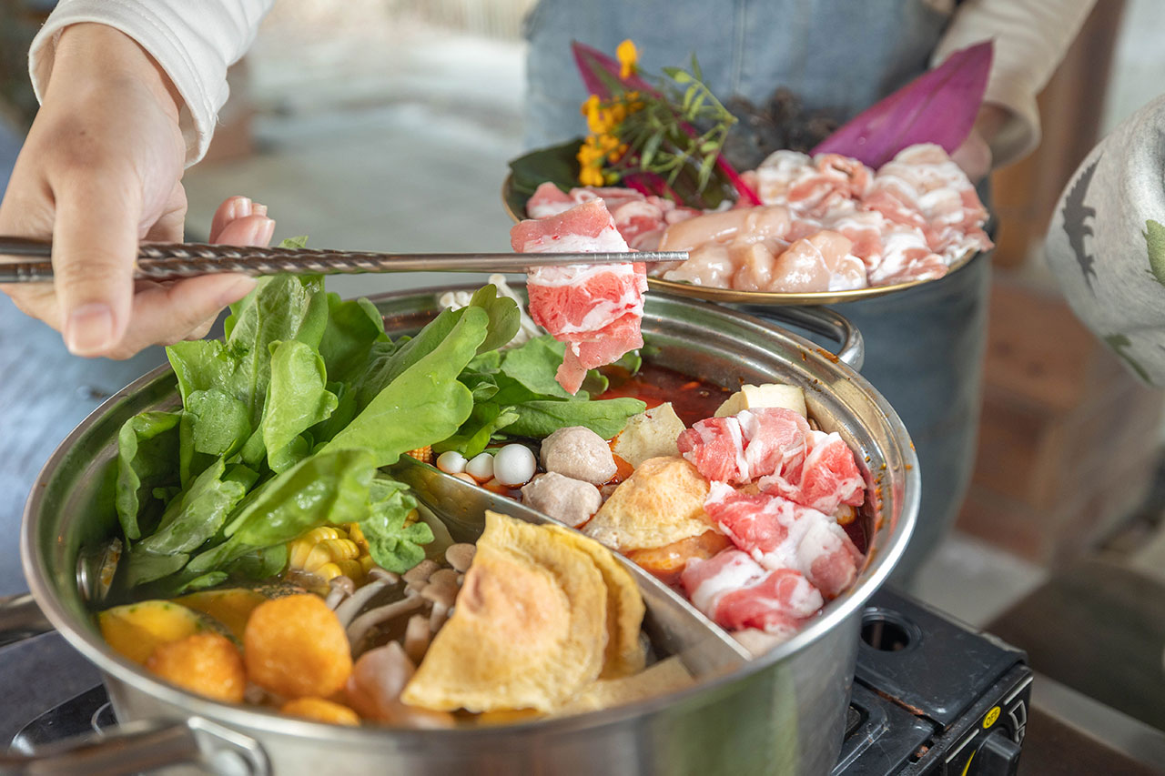 不遠山莊｜苗栗三義超美台灣合掌村，露營野奢營火烤肉聚餐，跳跳床、滑梯，超美鹿角咖啡吃喝玩樂一次滿足！2026苗栗景點推薦