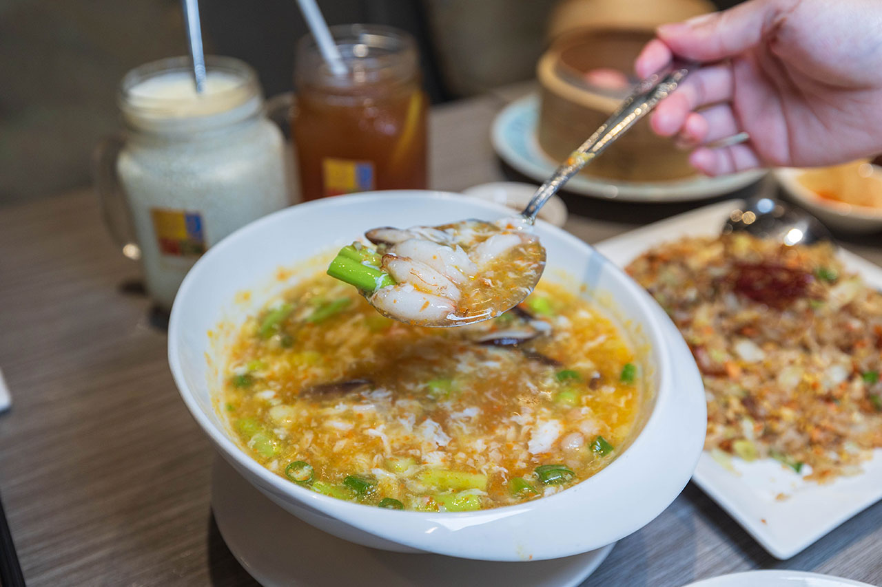 瀚熙軒茶餐廳|新天地美食與西洋博物館藝境時光之旅:2026台中東區美食推薦!結合千件歐洲古董與創意港式飲茶的台中隱藏版聚餐首選 瀚熙軒茶餐廳|新天地美食與西洋博物館藝境時光之旅:2026台中東區美食推薦!結合千件歐洲古董與創意港式飲茶的台中隱藏版聚餐首選