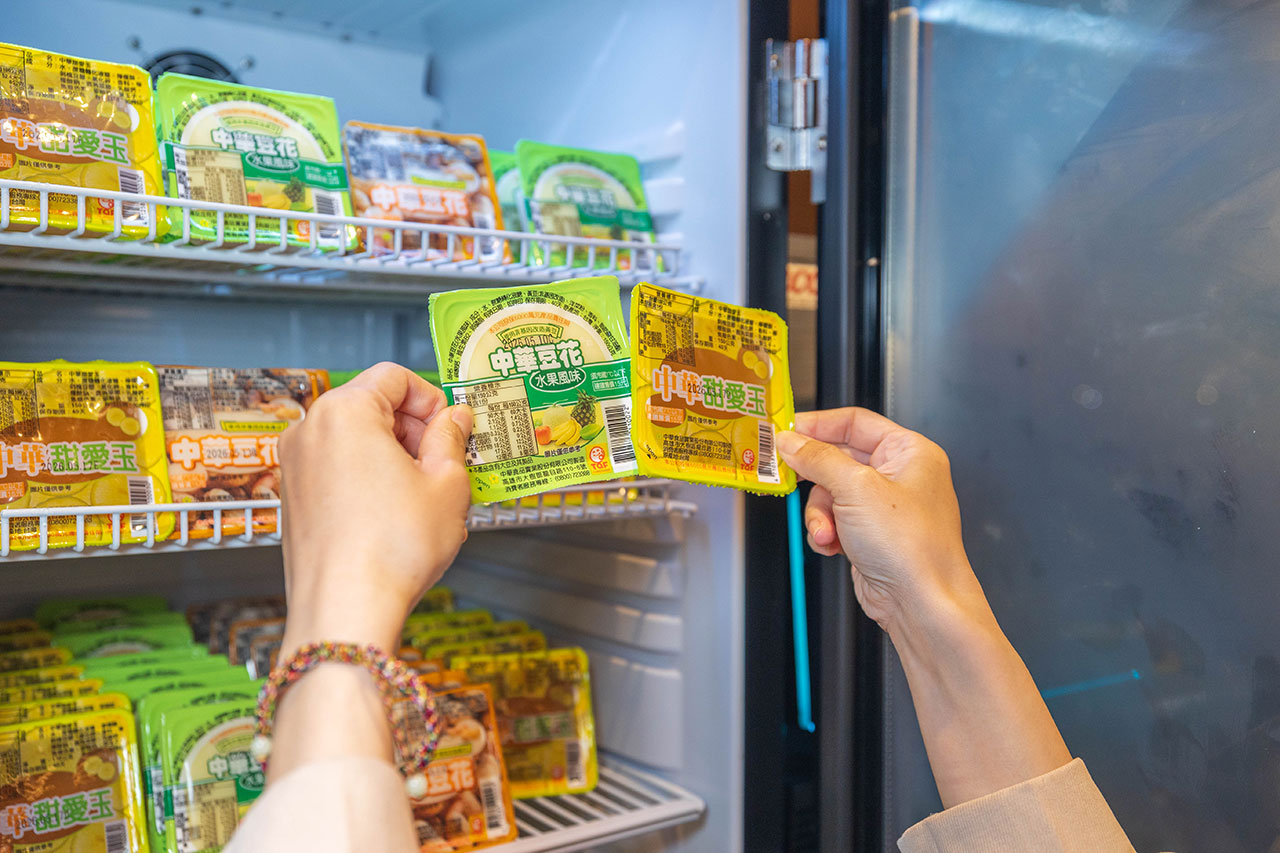 月團圓雞湯鍋 美術園道店｜最新台中吃到飽火鍋40樣以上自助吧，超香皮蛋香菜火鍋一人就能獨享吃到飽，2026台中西區美食推薦