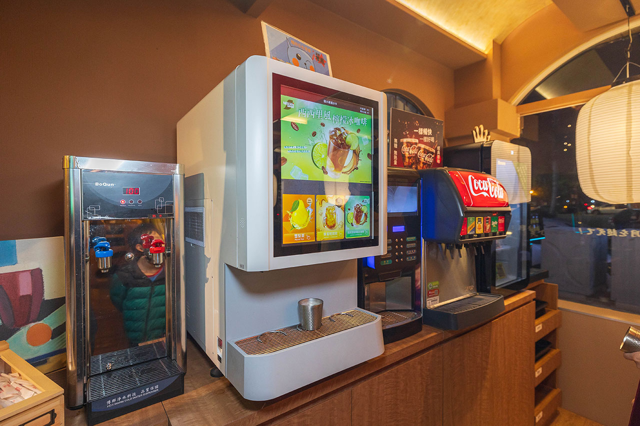 月團圓雞湯鍋 美術園道店｜最新台中吃到飽火鍋40樣以上自助吧，超香皮蛋香菜火鍋一人就能獨享吃到飽，2026台中西區美食推薦