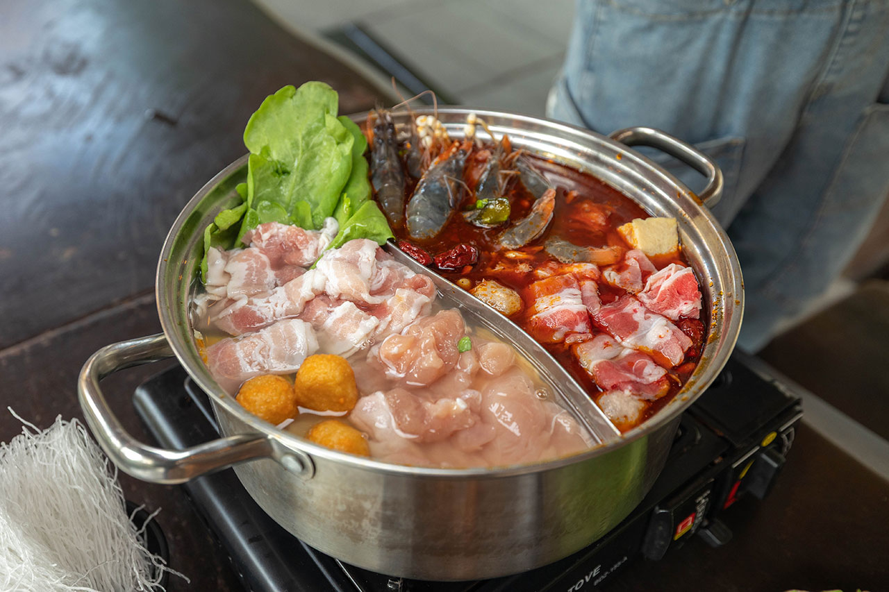 不遠山莊｜苗栗三義超美台灣合掌村，露營野奢營火烤肉聚餐，跳跳床、滑梯，超美鹿角咖啡吃喝玩樂一次滿足！2026苗栗景點推薦