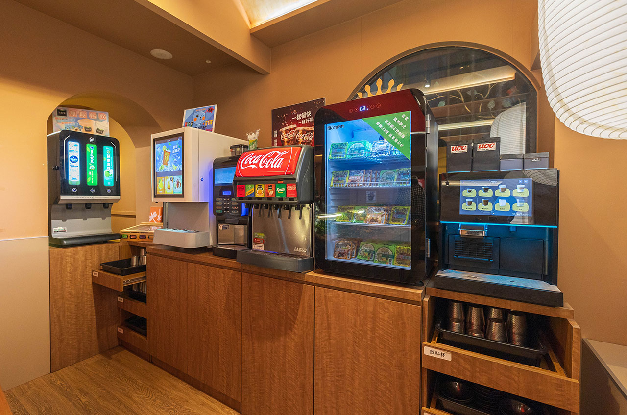 月團圓雞湯鍋 美術園道店｜最新台中吃到飽火鍋40樣以上自助吧，超香皮蛋香菜火鍋一人就能獨享吃到飽，2026台中西區美食推薦