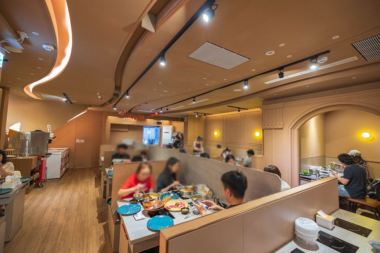 月團圓雞湯鍋 美術園道店｜最新台中吃到飽火鍋40樣以上自助吧，超香皮蛋香菜火鍋一人就能獨享吃到飽，2026台中西區美食推薦