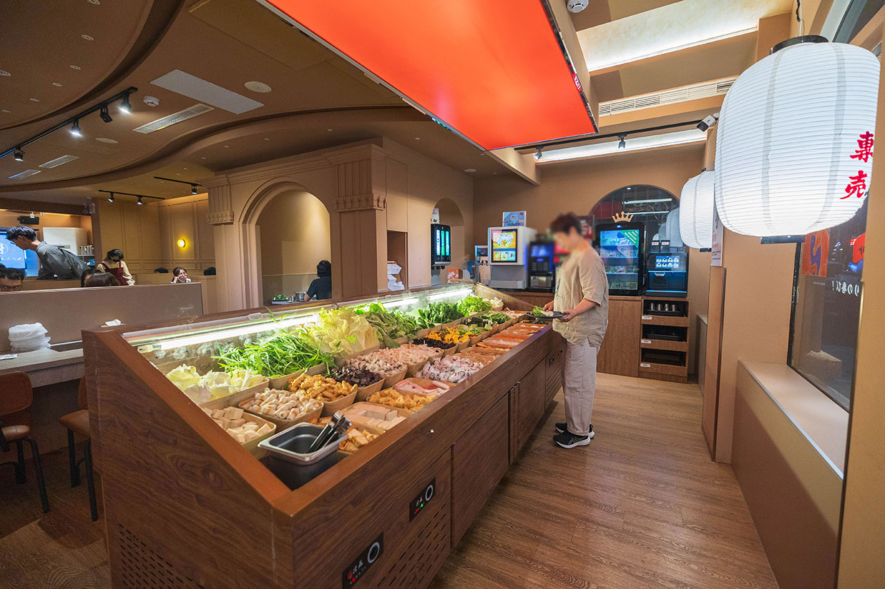 月團圓雞湯鍋 美術園道店｜最新台中吃到飽火鍋40樣以上自助吧，超香皮蛋香菜火鍋一人就能獨享吃到飽，2026台中西區美食推薦