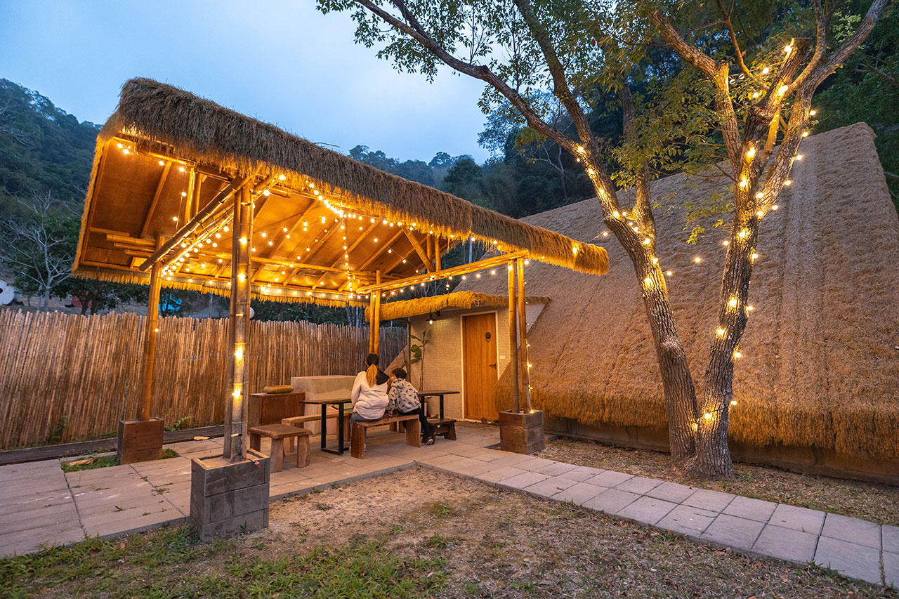 不遠山莊｜苗栗三義超美台灣合掌村，露營野奢營火烤肉聚餐，跳跳床、滑梯，超美鹿角咖啡吃喝玩樂一次滿足！2026苗栗景點推薦