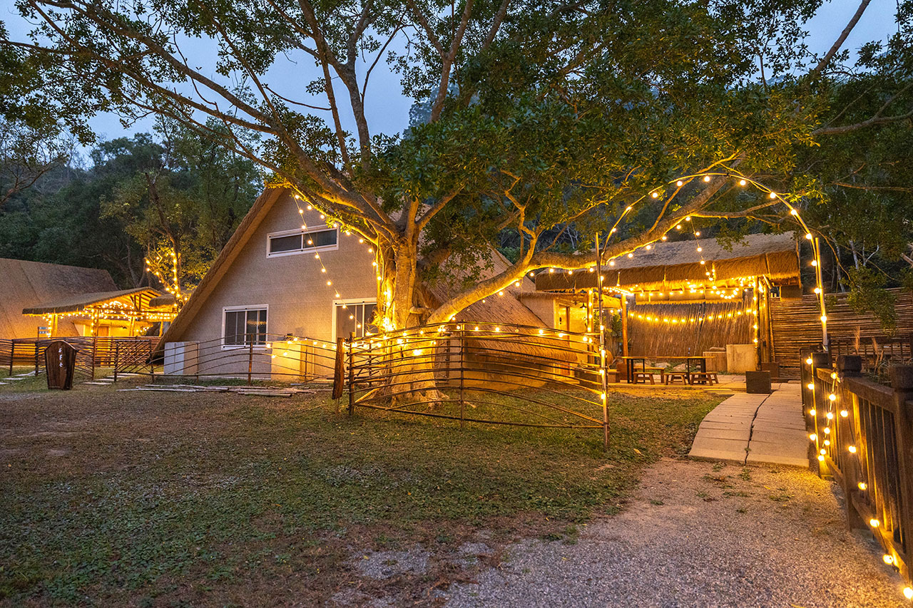 不遠山莊｜苗栗三義超美台灣合掌村，露營野奢營火烤肉聚餐，跳跳床、滑梯，超美鹿角咖啡吃喝玩樂一次滿足！2026苗栗景點推薦