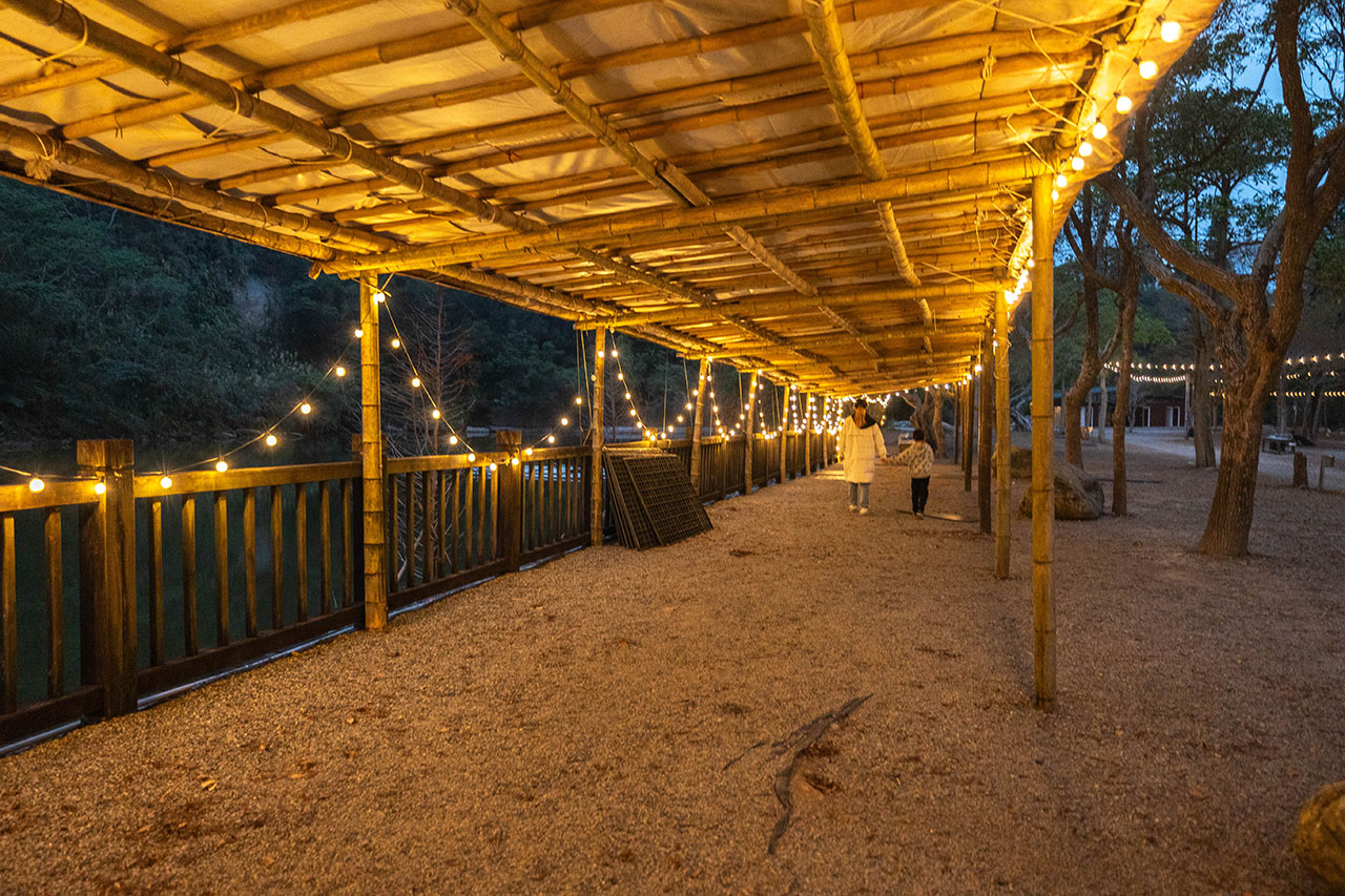 不遠山莊｜苗栗三義超美台灣合掌村，露營野奢營火烤肉聚餐，跳跳床、滑梯，超美鹿角咖啡吃喝玩樂一次滿足！2026苗栗景點推薦