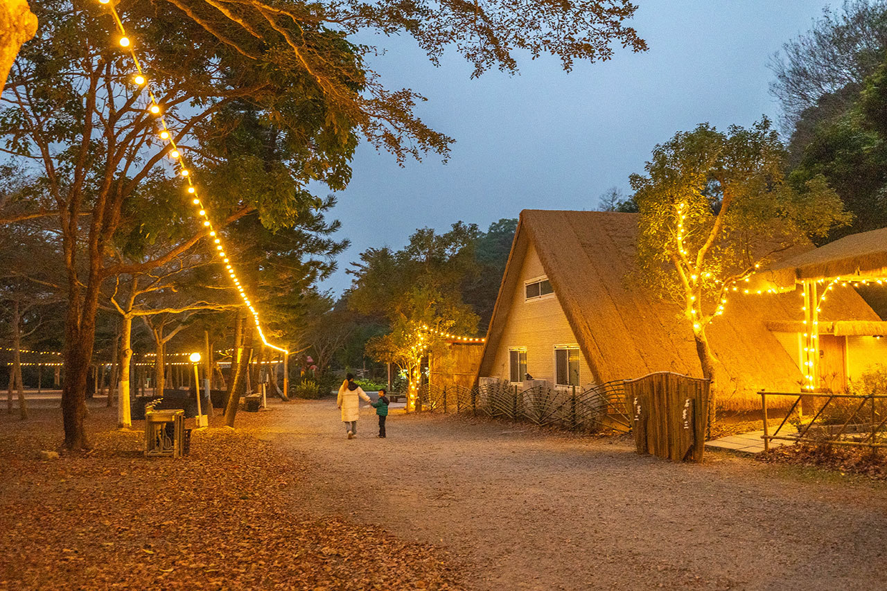 不遠山莊｜苗栗三義超美台灣合掌村，露營野奢營火烤肉聚餐，跳跳床、滑梯，超美鹿角咖啡吃喝玩樂一次滿足！2026苗栗景點推薦