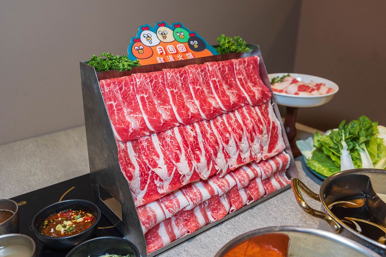 月團圓雞湯鍋 美術園道店｜最新台中吃到飽火鍋40樣以上自助吧，超香皮蛋香菜火鍋一人就能獨享吃到飽，2026台中西區美食推薦