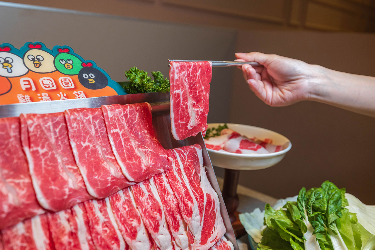 月團圓雞湯鍋 美術園道店｜最新台中吃到飽火鍋40樣以上自助吧，超香皮蛋香菜火鍋一人就能獨享吃到飽，2026台中西區美食推薦