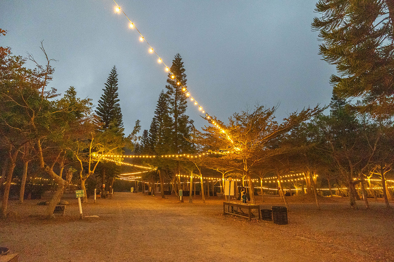 不遠山莊｜苗栗三義超美台灣合掌村，露營野奢營火烤肉聚餐，跳跳床、滑梯，超美鹿角咖啡吃喝玩樂一次滿足！2026苗栗景點推薦