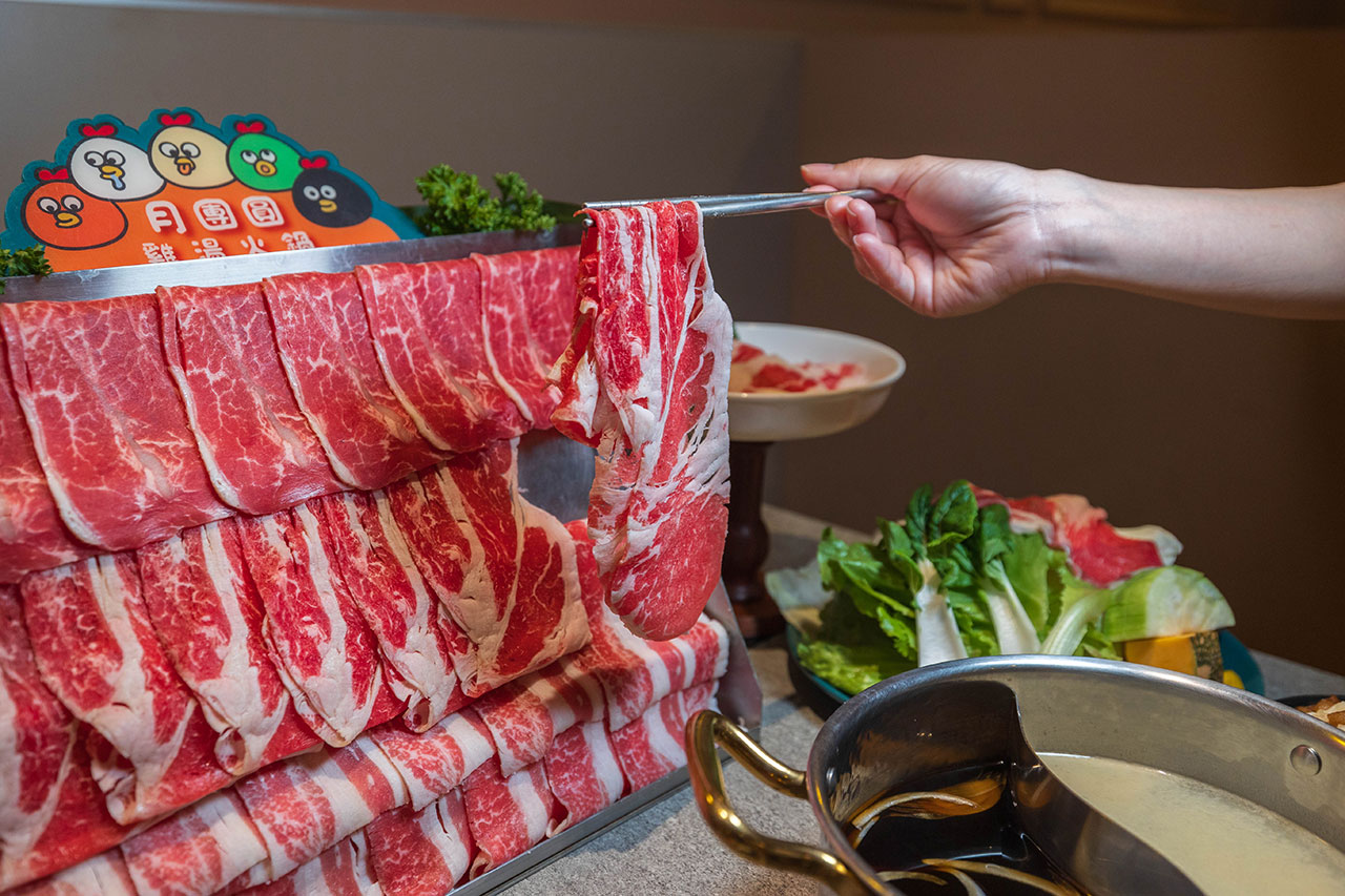 月團圓雞湯鍋 美術園道店｜最新台中吃到飽火鍋40樣以上自助吧，超香皮蛋香菜火鍋一人就能獨享吃到飽，2026台中西區美食推薦