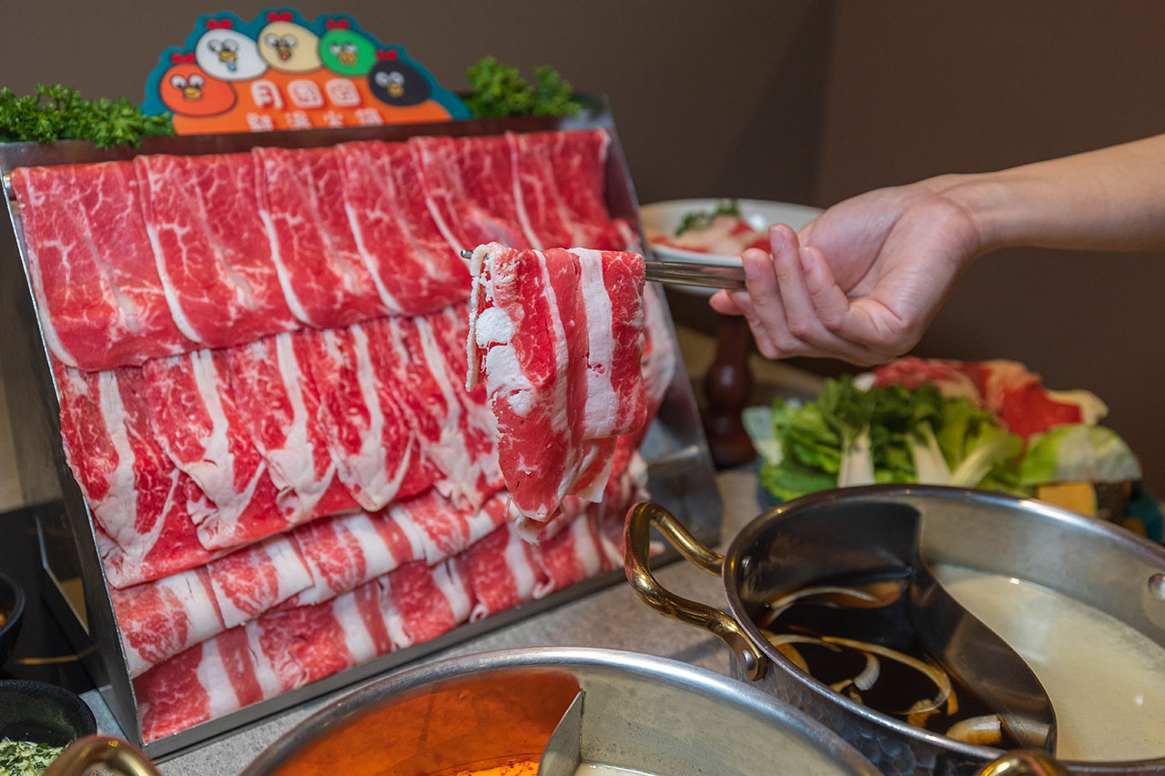 月團圓雞湯鍋 美術園道店｜最新台中吃到飽火鍋40樣以上自助吧，超香皮蛋香菜火鍋一人就能獨享吃到飽，2026台中西區美食推薦